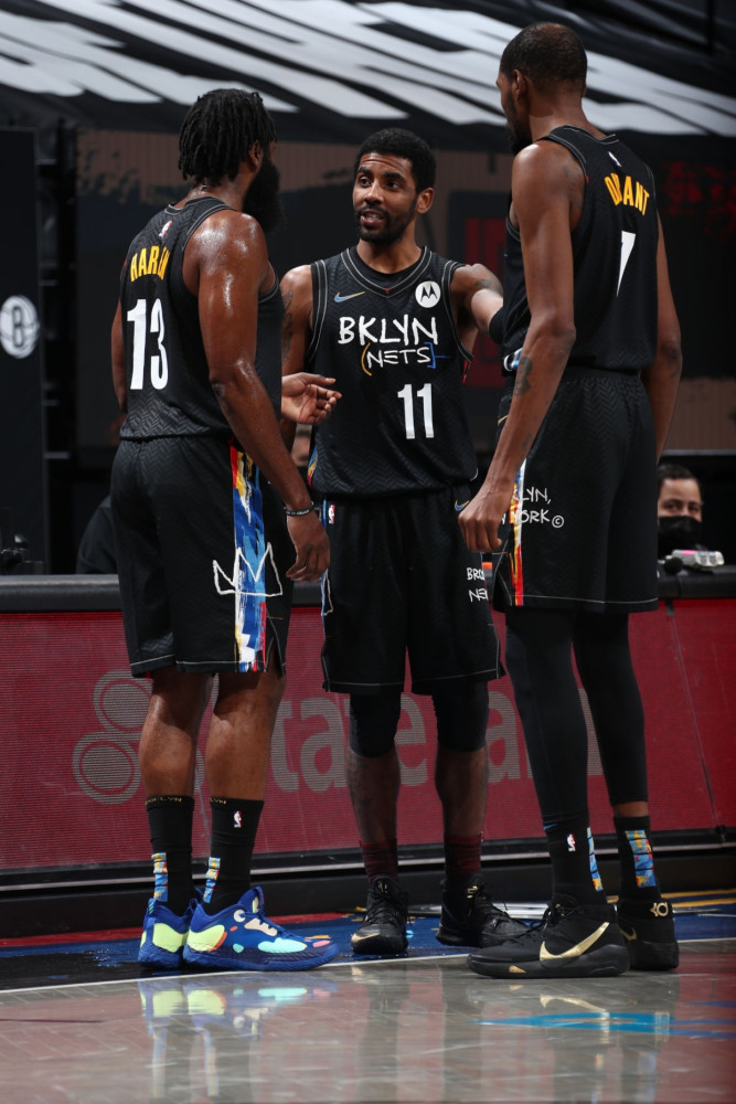 爱游戏官方入口-篮网球星三分绝杀，全场观众热烈欢呼，威望非常.-爱游戏官方入口